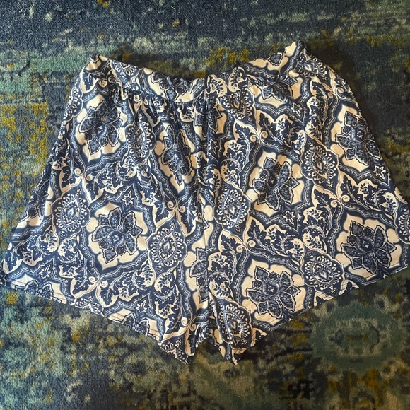 Boohoo blue and white shorts - Picture 2 of 5